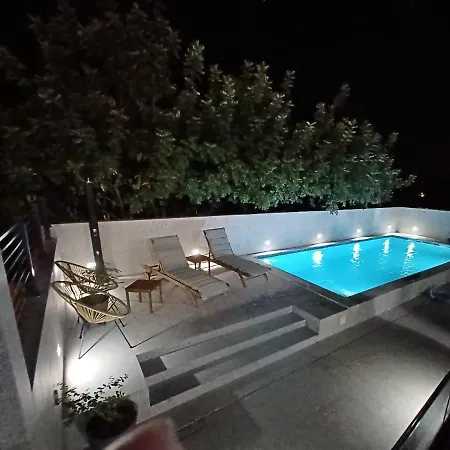 アパート With Pool
